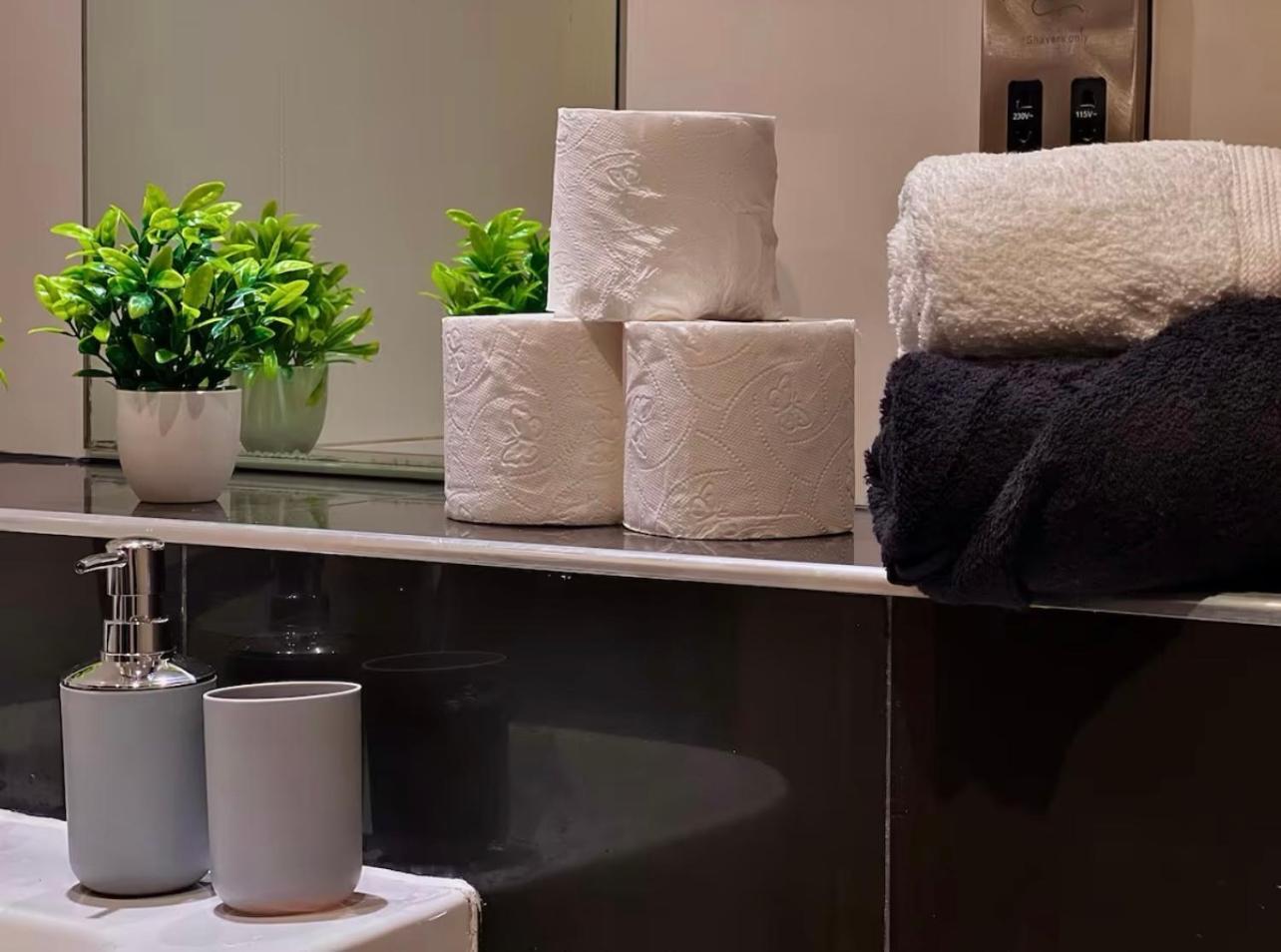 Penthouse Gem, Central, Scenic Views, Stylish, Modern, City Centre 2Br Sheffield Kültér fotó